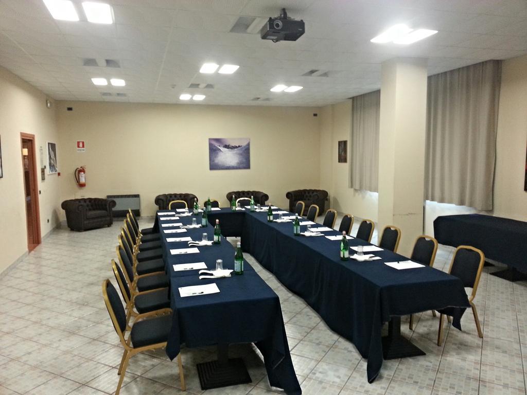 Albergo Della Roccia Varano deʼ Melegari المظهر الخارجي الصورة