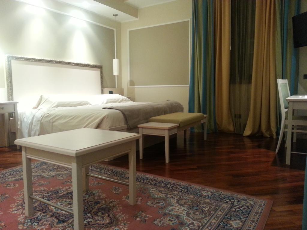Albergo Della Roccia Varano deʼ Melegari الغرفة الصورة