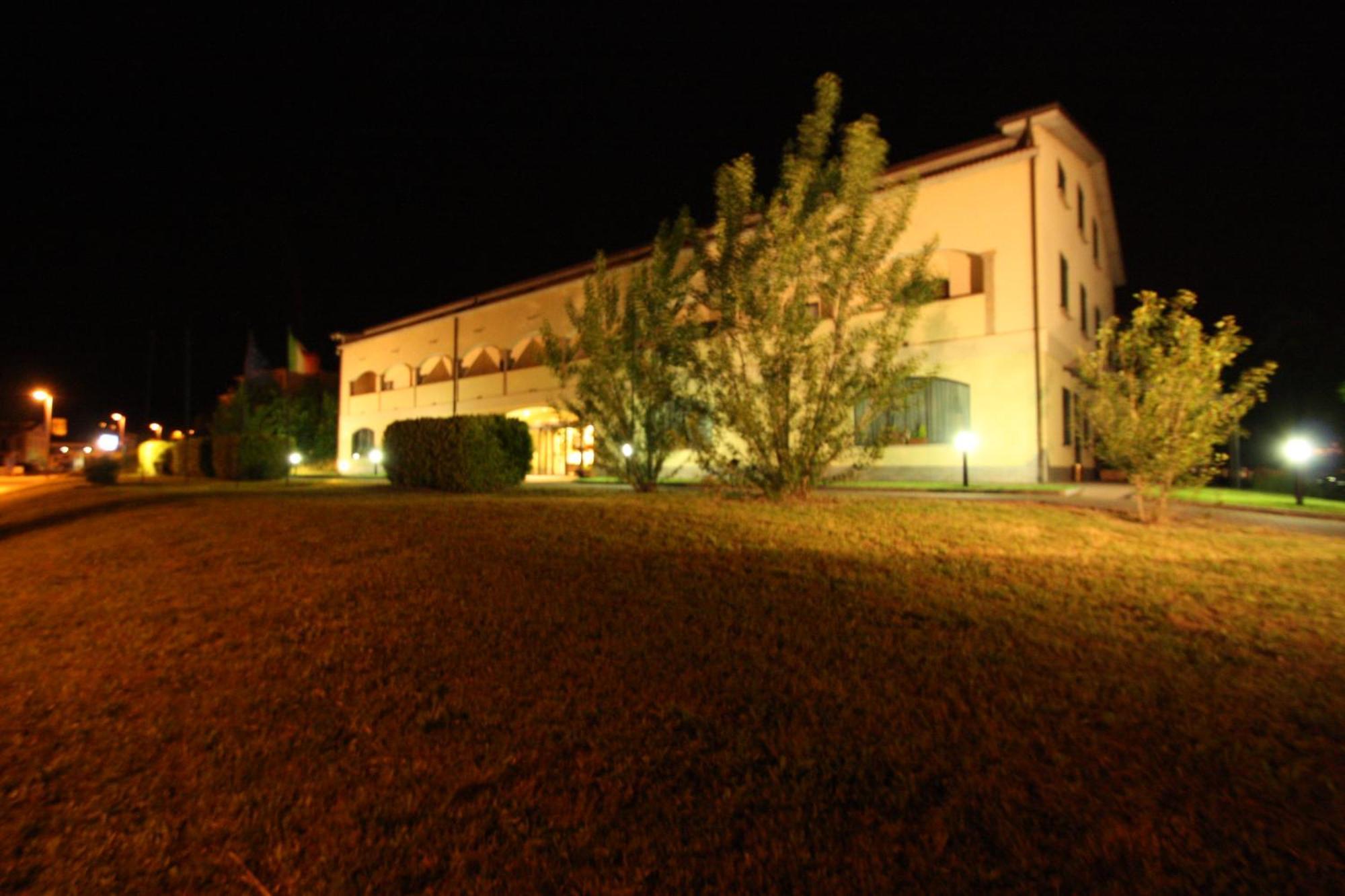 Albergo Della Roccia Varano deʼ Melegari المظهر الخارجي الصورة