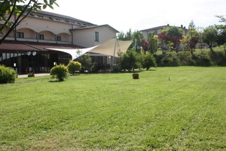Albergo Della Roccia Varano deʼ Melegari المظهر الخارجي الصورة