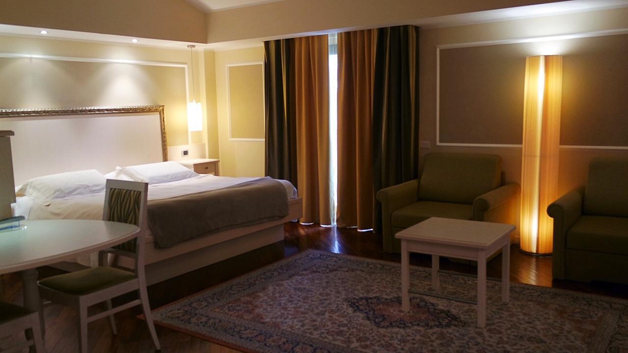 Albergo Della Roccia Varano deʼ Melegari المظهر الخارجي الصورة